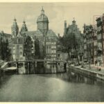Iemand leunt tegen de stoep (ca. 1910). Fotomechanische reproductie (koperdiepdruk) naar een originele foto. Stadsarchief Bron: Amsterdam