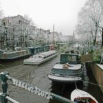 Winters beeld van de Lekkeresluis met links Prinsengracht 1A en met de Westertoren in het verschiet. Foto: Alberts, Martin in 2007, Stadsarchief Amsterdam.