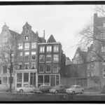 Prinsengracht 148 (2e van links), 146 en ontbrekend 142-144, in 1962.