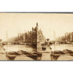 Stereoscopische foto. Met de brug tussen de (nog niet gedempte) Elandsgracht (links) en de Berenstraat (rechts), ca 1860-65. De Westerkerk op de achtergrond. Foto: Stadsarchief Amsterdam.