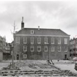 West-Indisch Huis in 1956 met Herenmarkt 9 in rood kader. Foto: Stadsarchief Amsterdam.