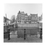 Haarlemmersluis met rechts Haarlemmerstraat 1 in 1976. Foto: Gool, Han van, Stadsarchief Amsterdam.