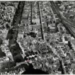 Brouwersgracht 62 is aangegeven met een rood pijltje op deze luchtfoto uit 1969. Stadsarchief Amsterdam