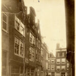 Onbewoonbaar verklaarde woningen op Bethaniëndwarsstraat 4 en 6 (v.r.n.l.) in 1914. Foto: Stadsarchief Amsterdaml.