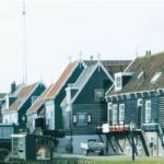 Voorbeelden van Waterlandse architectuur, elk dorp heeft een eigen nadruk qua kleur. Ransdorp heeft veel donkergroene rabatdelen met witte groef. Foto: Oud Broek.