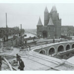 Bouw van de brug bij de Amsterdamse poort in 1926. Rechtsboven Spaarnwouderstraat. Gemeente Haarlem.