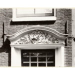 d'Posthoorn boven de deur van Prinsengracht 7, ca. 1940. Foto: Stadsarchief Amsterdam.