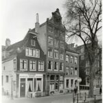 Brouwersgracht 62 op de hoek met de Herenmarkt, in 1956 met in het pand aannemer S. Giorgis. Uit Stadsarchief Amsterdam