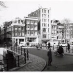 Kloveniersburgwal 46-32 met links de ingang naar de Oude Hoogstraat in 1968. Kloveniersburgwal 38 is in restauratie. Foto: Arsath Ro'is, J.M., Stadsarchief Amsterdam.
