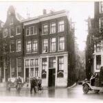 Nieuwezijds Voorburgwal 89-95 (v.l.n.r.), ongedateerd. Foto: Vereenigde Fotobureaux N.V.. Stadsarchief Amsterdam.