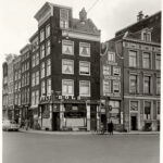 Prins Hendrikkade 87 - Tabakswinkel en Café De Zeepost op de hoek, 1955Sigarenmagazijn, 2e pand van links in 1951. Bron: Dagblad Het Vrije Volk. Stadsarchief Amsterdam.