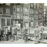 Schilder aan het werk op de Armbrug in 1932, De Burgwal op de achtergrond. Foto: Rikkers, A.J.A., Stadsarchief Amsterdam.