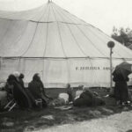 F. Zeilinga maakt ook tenten. Hier een Zeilinga tent tijdens Theosofisch Sterkamp te Ommen, Nederland, 1926. Bron: Het Leven, Spaarnestad Photo