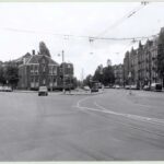 De opzichterswoning op de hoek van de Zeeburgerdijk en de Borneostraat, hier in 1974. Stadsarchief Amsterdam.