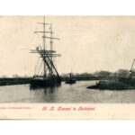 Noors zeilschip in het Noordhollandsch Kanaal met op de achtergrond het Westeinde, ca. 1900.