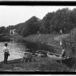 Het brandspuithuisje in de verte parallel aan de dijk, 1894. Nummers 438-440 links buiten beeld. Foto: Jacob Olie, Stadsarchief Amsterdam.