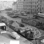 Kolenschuiten met links op de achtergrond Achtergracht 34 in 1954. Foto Rossem, Wim van - Anefo. Bron: Nationaal Archief, CC0.