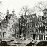 Op de benedenverdieping van nummer 7 hangt iemand uit het raam, 1953. Bron: Stadsarchief Amsterdam