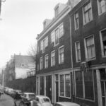 Rechts Langestraat 35 met meisje in het raam anno 1961. Foto: G.J. Dukker, Rijksdienst voor Cultureel Erfgoed.