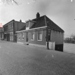 Buiksloterdijk 444 uiterst links in 1964. Schaap, C.P., Stadsarchief Amsterdam