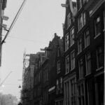 Beulingstraat 1-19 (gedeeltelijk) met Spui in het verschiet in 1961. Foto: Schaap, C.P., Stadsarchief Amsterdam.