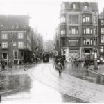De tram reed door de van oudsher al levendige Haarlemmerstraat, hier in 1938. Foto: Stadsarchief Amsterdam.