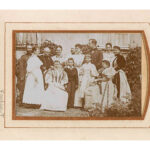 Groepsportret met koningin Wilhelmina en regentes koningin Emma op familiebezoek in Duitsland. Foto: Fokko Gillot, 1895. Bron: Rijksmuseum