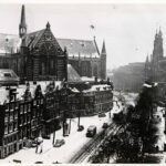 In 1950, uiterst links met een andere topgevel en de met een poortje afgesloten Romeinsteeg. Foto: ANP, Stadsarchief Amsterdam.