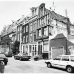 Kerkstraat 321 richting Reguliersgracht tijdens restauratie in 1990. Het onderstuk rechts op nr. 331 is verangen door nieuwbouw. Foto: Ino. Roël Bron: Stadsarchief Amsterdam