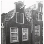 Nu de geveltop van de Wijdesteeg 17 in 1933, herplaatst op de Eerste Laurierdwarsstraat 50. Foto: Stadsarchief Amsterdam.