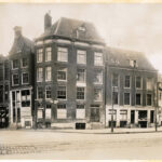 Overzijde van de Nieuwezijds Voorburgwal (oneven zijde) met de hoek Sint Jacobsstraat. Rechts een deel van de Nieuwezijds Kolk anno 1920. Foto: Stadsarchief Amsterdam.