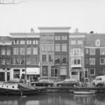 Links Reguliersgracht 93 (gedeeltelijk) en 95 in 1990, met rechts de Falckstraat, Oord-de Pee, Annemieke van
