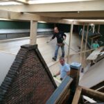 Verwijderen van asbest met een kap over het dak.