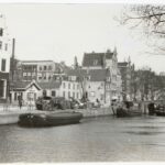 Vrachtvervoer aan de Herenmarkt met het commiezenhuisje en de Soeploods, daarachter Brouwersgracht 62. Stadsarchief Amsterdam