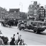 Dat ging niet altijd goed, getuige deze botsing tussen tram en vrachtwagen. Direct daarachter ons pand. Foto: Stadsarchief Amsterdam.