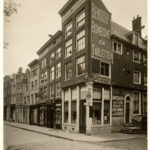 Herenstraat 25-41 in 1916 met de winkel van Gillot op nummer 37. Foto: Leenheer, Cornelis G., Stadsarchief Amsterdam.