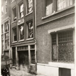 Het gesloopte Wijdesteeg 17 circa 1931, met gevelsteen. Stadsarchief Amsterdam.