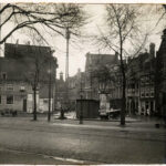 Overzijde van de Nieuwezijds Voorburgwal naar de Nieuwezijds Kolk met het Korenmetershuisje, 1920. Foto: Stadsarchief Amsterdam.