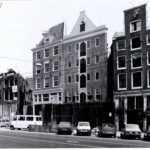 Na restauratie in 1982 met Romeinsteegje. Goed te zien is hier de puntige hoek. Foto: Alberts, Martin. Stadsarchief Amsterdam.