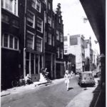 Grote Bickersstraat 19 ev. (29 en 31 ontbreken, 27 deels). Foto: J.M. Arsath Ro'is, (1971), Stadsarchief Amsterdam.