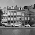 Het pand (links), nu met eenvoudiger deuren. Foto: C.J. Schaap (1959). Bron: Stadsarchief Amsterdam