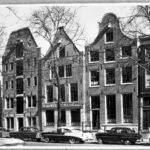 Nieuwezijds Voorburgwal 87-89-91 in 1957 met eigenaar 'Van Wees en Weiss NV'. Foto: Rijkdienst voor Cultureel Erfgoed.