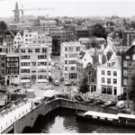 Oude Waal 2A-D (nieuwbouw) - 6 uiterst rechts in 1987. Foto: Ino Roël, Stadsarchief Amsterdam.