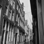 Sint Nicolaasstraat 58 (uiterst links) met onderstukken thv 46-48 in 1961, Schaap, C.P., Stadsarchief Amsterdam.