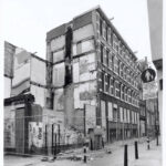 In 1991 wordt Bethaniënstraat 10 gesloopt. Rechts daarvan Bethaniëndwarsstraat 1 t/m 7. Foto: Roël, Ino, Stadsarchief Amsterdam.