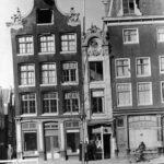 Tabakzaak op nummer 24. Links de Bethaniënstraat. Datum onbekend. Foto: Stadsarchief Amsterdam.
