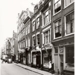 Warmoesstraat 57, (rechts) in 1955. Stadsarchief Amsterdam