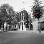 Sint Nicolaasstraat 44 (ged.) - 58 (oude nummering) v.r.n.l. in 1959. Schaap, C.P. , Foto: Stadsarchief Amsterdam