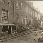 Weteringstraat met gestutte panden en puin op de weg in 1922. Nummer 19 (rechts) op de hoek na de 1e Weteringdwarsstraat. Foto: Stadsarchief Amsterdam.