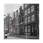 De geveltop is afkomstig van het slooppand Utrechtsedwarsstraat 60. Foto 1961 door: Schaap, C.P. Bron: Stadsarchief Amsterdam.